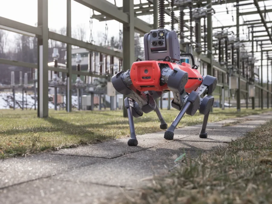 ANYmal D podczas obchodu stacji elektroenergetycznej na fotografii Cvoellmy z 2021 roku.