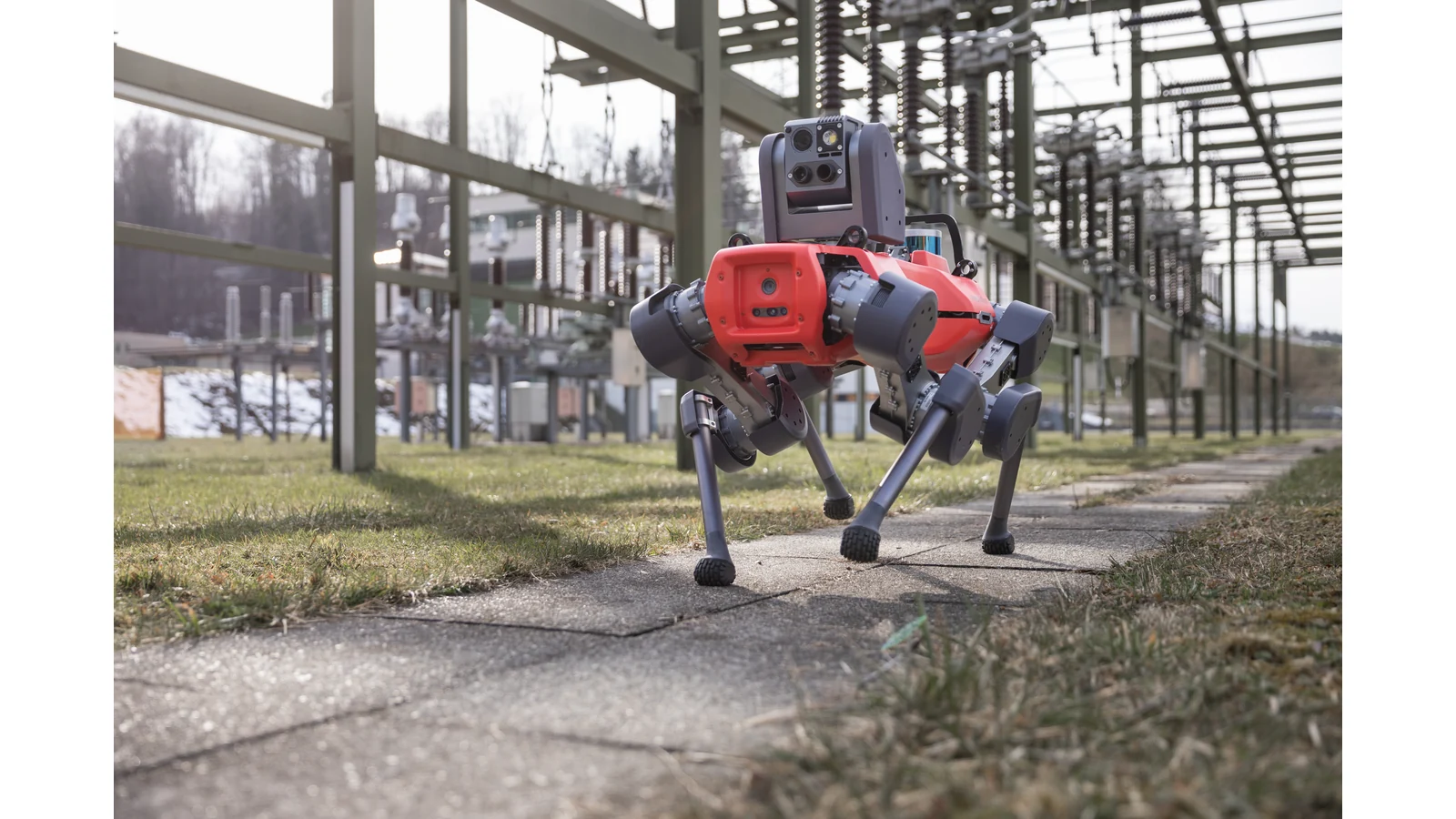 ANYmal D podczas obchodu stacji elektroenergetycznej na fotografii Cvoellmy z 2021 roku.