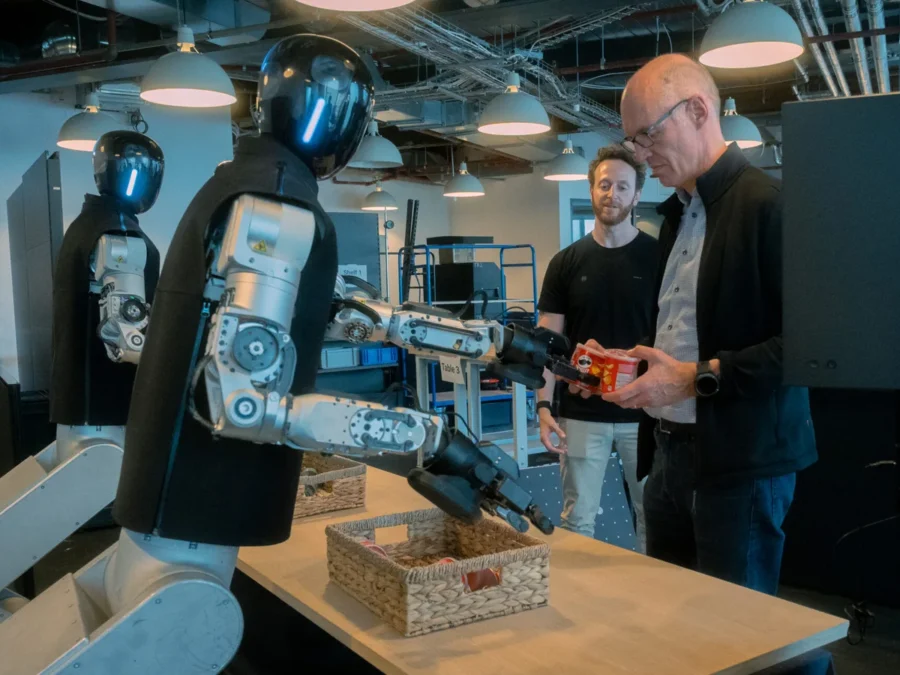 Humanoid HMND Alpha podczas testu manipulacji z udziałem CTO Bosch, Mathiasa Pillina