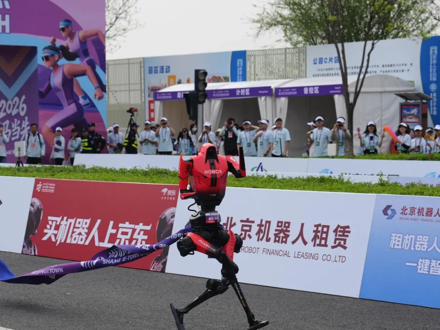 HONOR Lightning podczas pekińskiego półmaratonu 19 kwietnia 2026 r. — autentyczne zdjęcie robota
