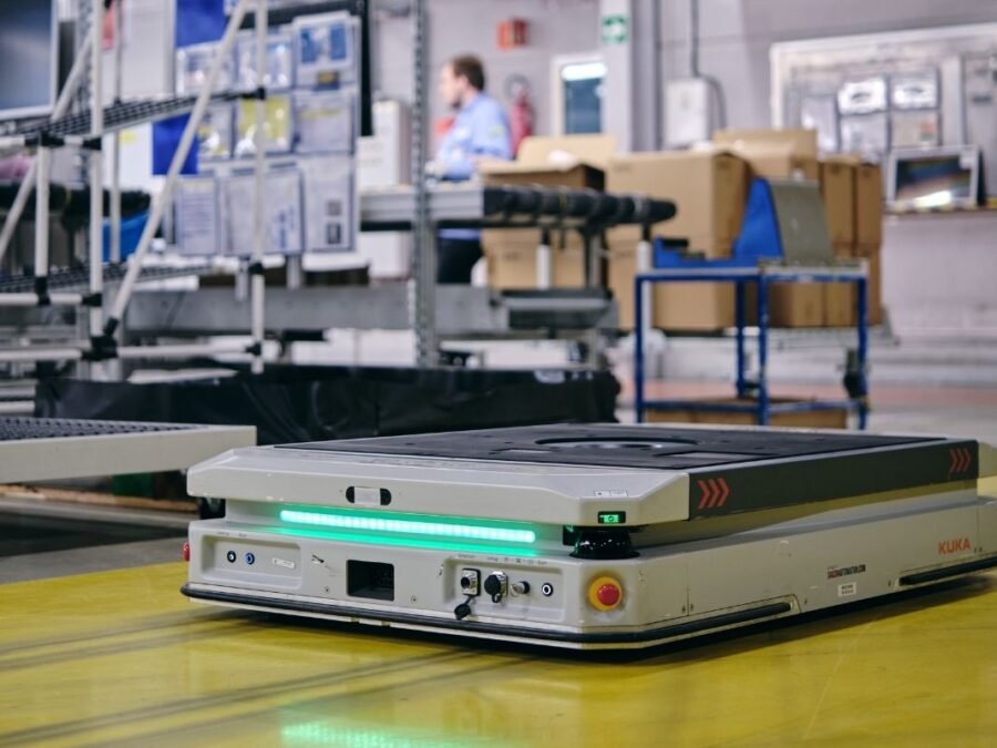 KUKA KMP 1500P podczas autonomicznego transportu materiałów w środowisku przemysłowym