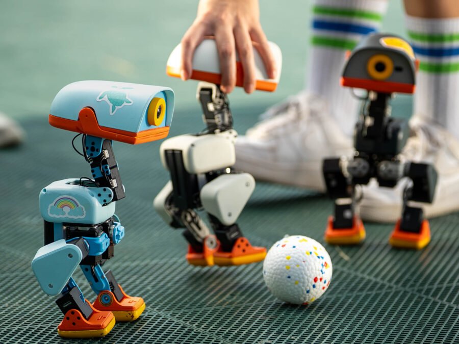 Trzy prawdziwe roboty Microduck podczas oficjalnej sesji zdjęciowej Pollen Robotics