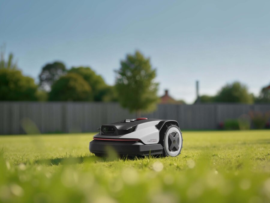 Roborock RockNeo Q1 — oficjalne zdjęcie rodziny Q105 i Q110 na trawniku