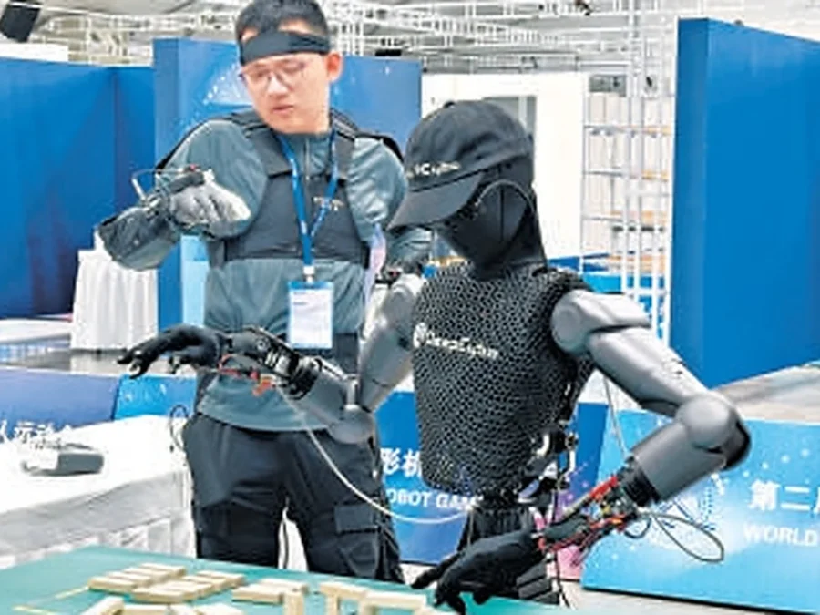 Humanoid ćwiczący zadania precyzyjne dłoni przed World Humanoid Robot Games 2026 w Pekinie