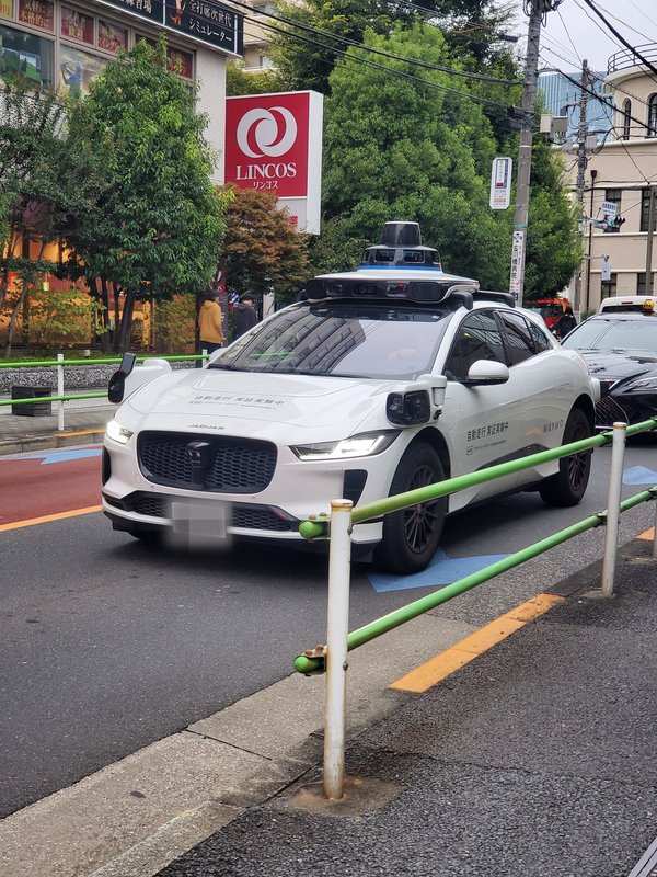Waymo Jaguar I-PACE podczas testów w Tokio — rzeczywiste zdjęcie pojazdu z japońskimi oznaczeniami