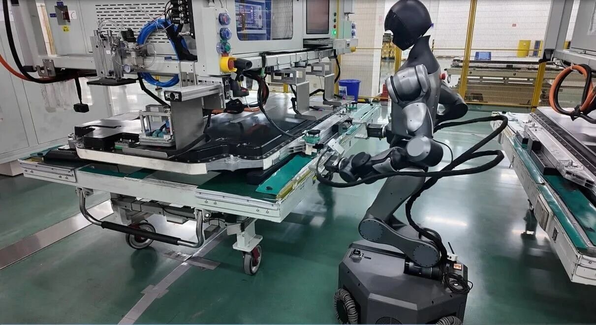 XiaoMo robot at a CATL battery-pack testing station