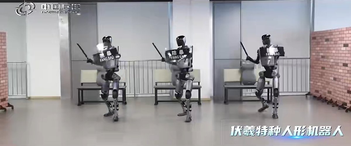 Trzy humanoidy NORINCO Fuxi podczas demonstracji pracy w formacji