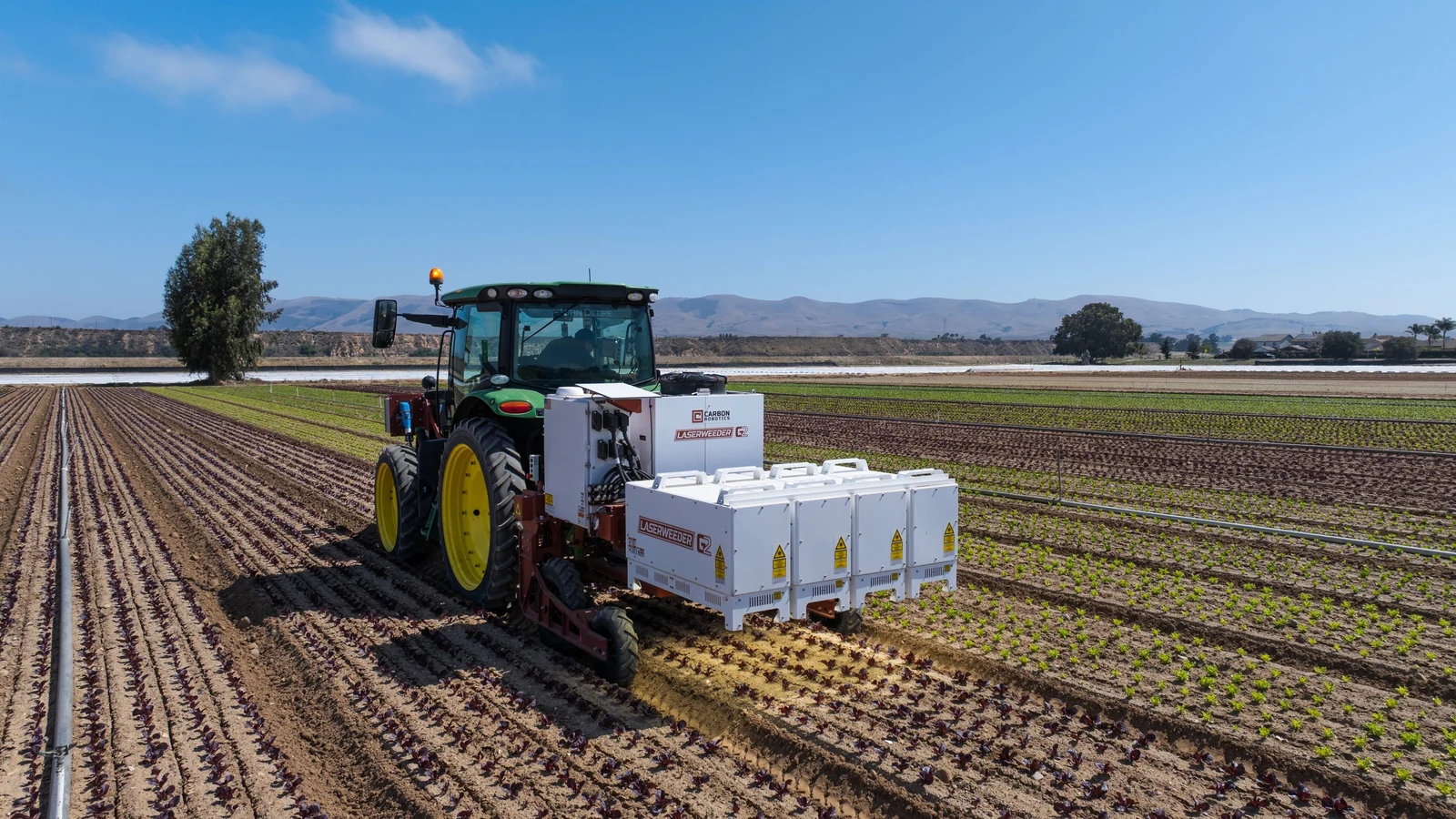 LaserWeeder G2 200 firmy Carbon Robotics podczas pracy z ciągnikiem
