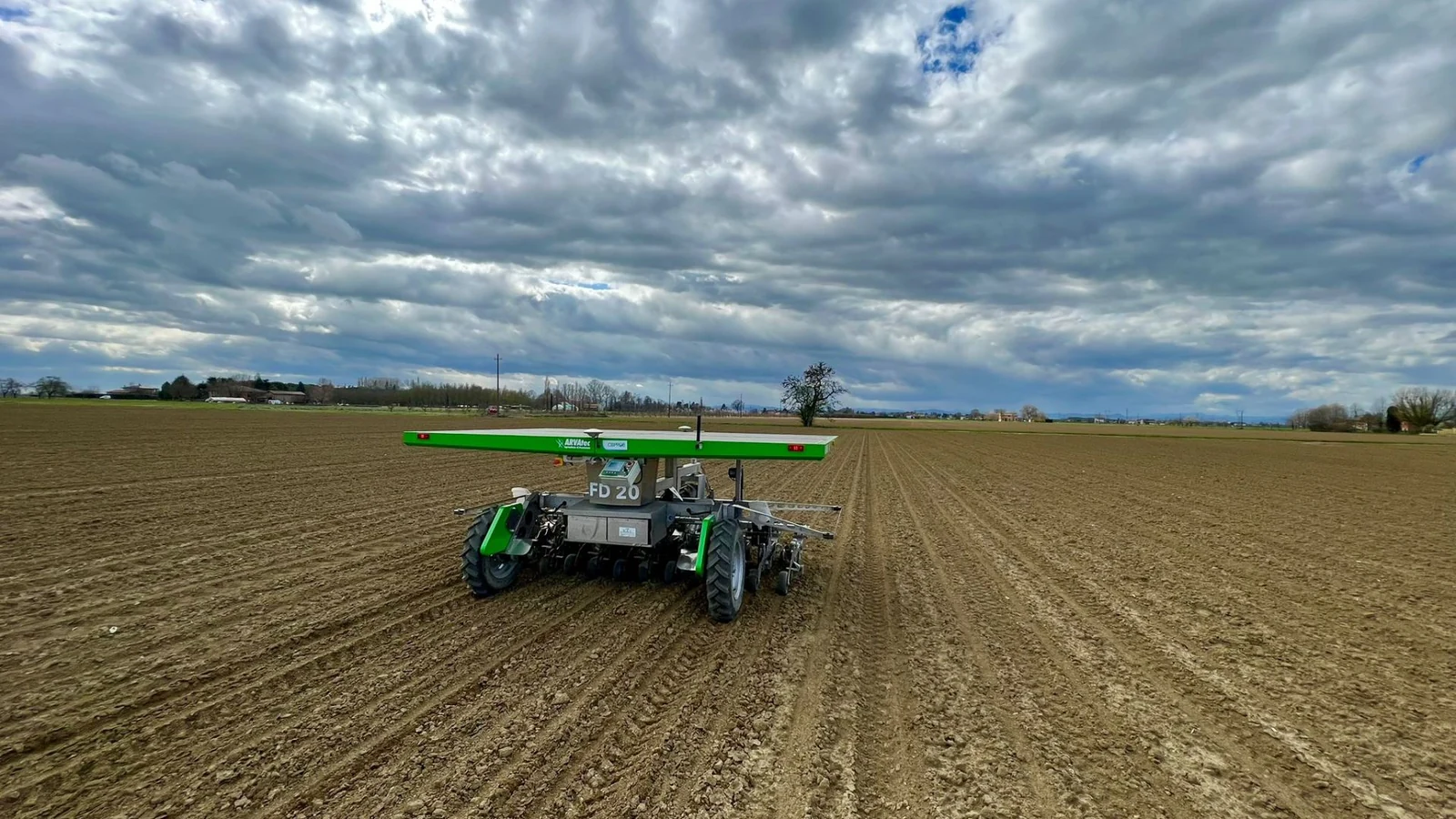 FarmDroid FD20 z panelami słonecznymi na polu