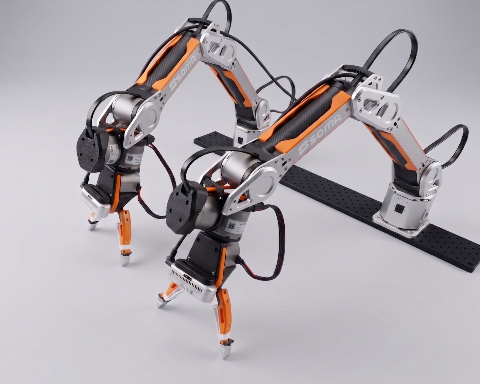 SOMA one desktop z dwoma ramionami robotycznymi na stanowisku laboratoryjnym