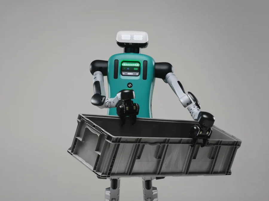 Digit z pojemnikiem na oficjalnym zdjęciu Agility Robotics; fotografia produktu, nie trwającego pilotażu AGCO.
