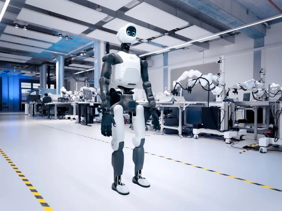 Humanoid Agile ONE SN stojący w laboratorium Agile Robots