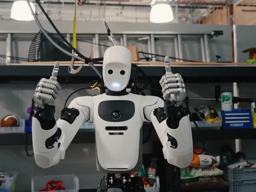 Humanoid Apptronik Apollo w laboratorium podczas demonstracji Google DeepMind z grą cornhole