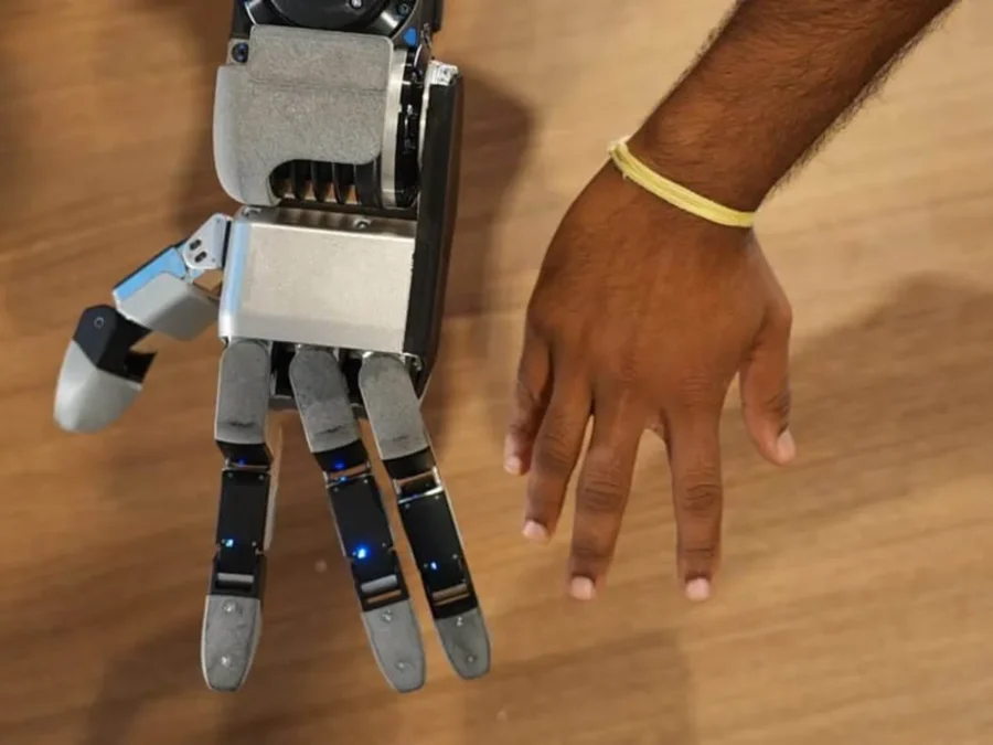 Nowa czteropalczasta dłoń robota Atlas obok ludzkiej dłoni — oficjalny materiał Boston Dynamics