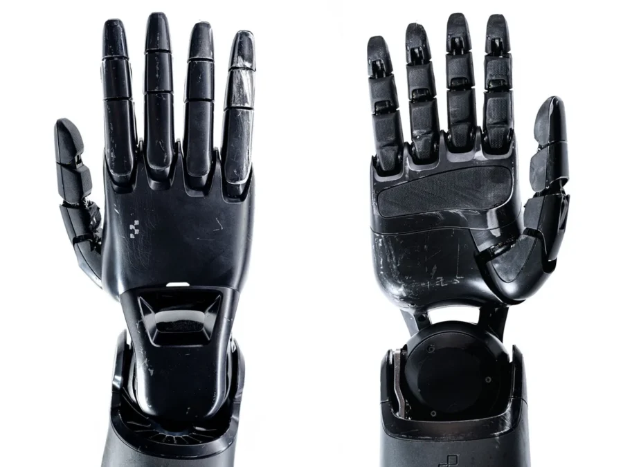Dłonie robota Figure F.02 — oficjalny materiał Figure ilustrujący wycofywaną generację