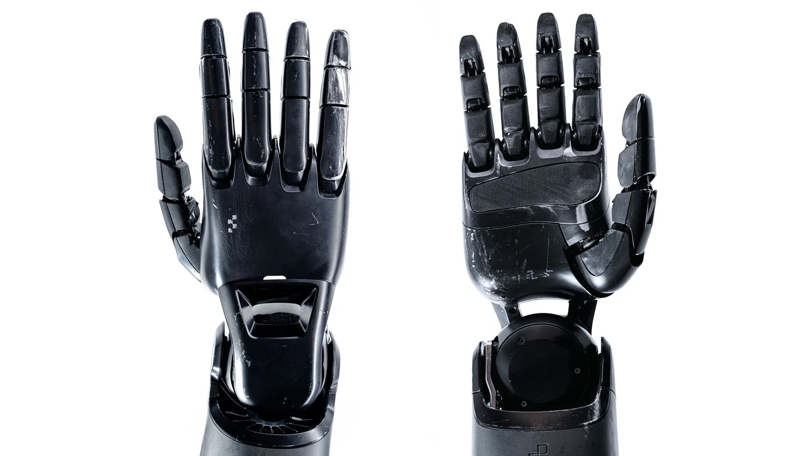 Dłonie robota Figure F.02 — oficjalny materiał Figure ilustrujący wycofywaną generację