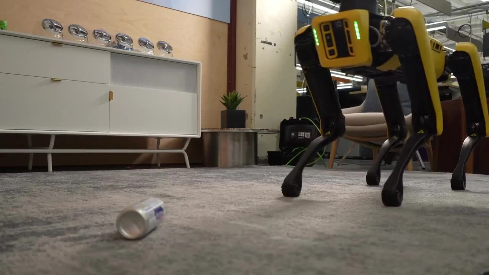 Rzeczywisty robot Spot przed podniesieniem puszki w demonstracji Gemini 4 Argon