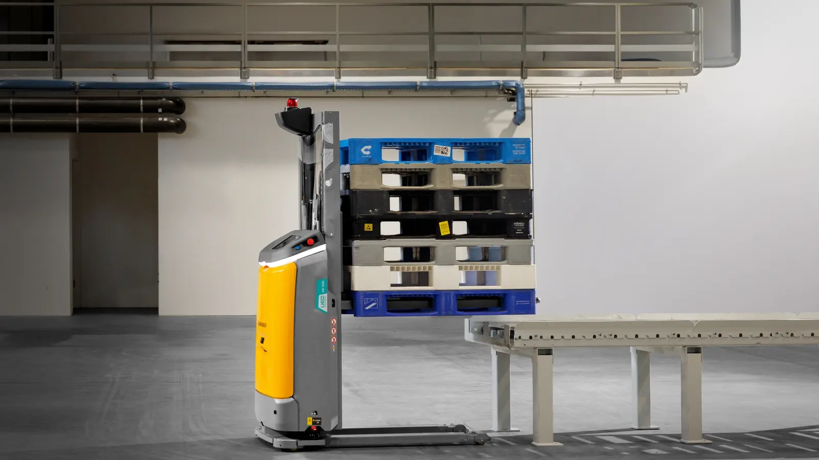 Jungheinrich EAC 212a transporting pallets — official Jungheinrich press photo