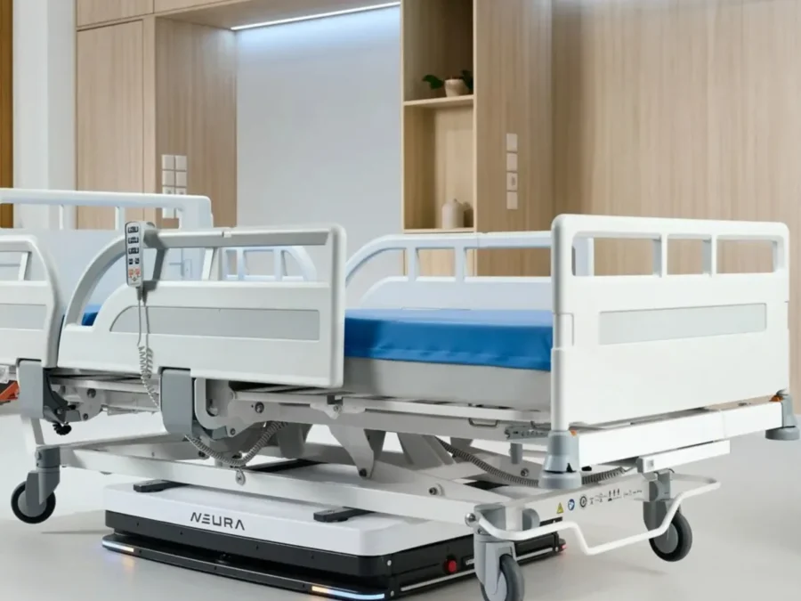Autonomiczna platforma NEURA transportująca łóżko szpitalne — oficjalny materiał NEURA Robotics